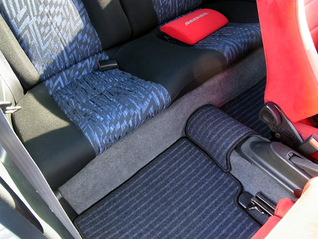 フロアマットも新調する