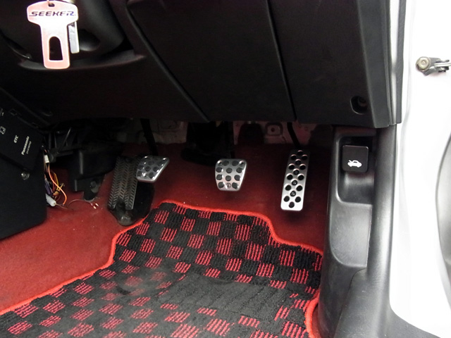 赤いイメージの運転席足元