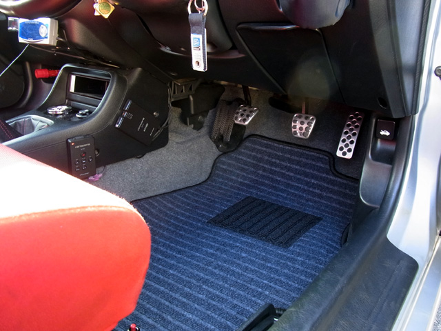 灰色と青イメージの運転席足元