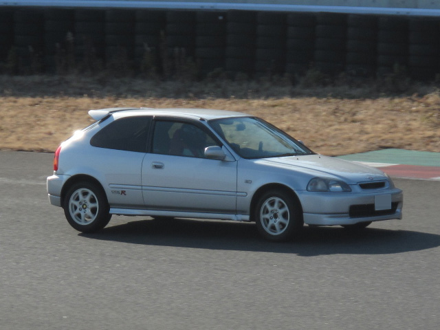 高速コーナーでのロール