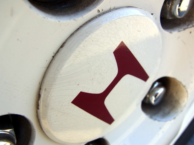 表面はヒビだらけ