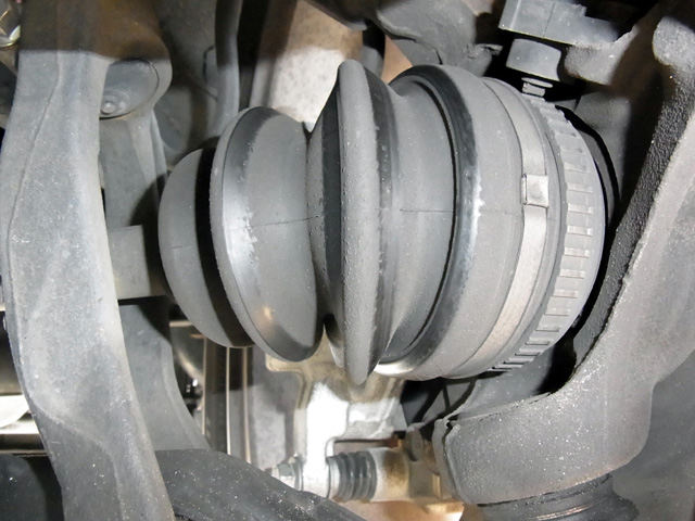 右側ドライブシャフトブーツの状態