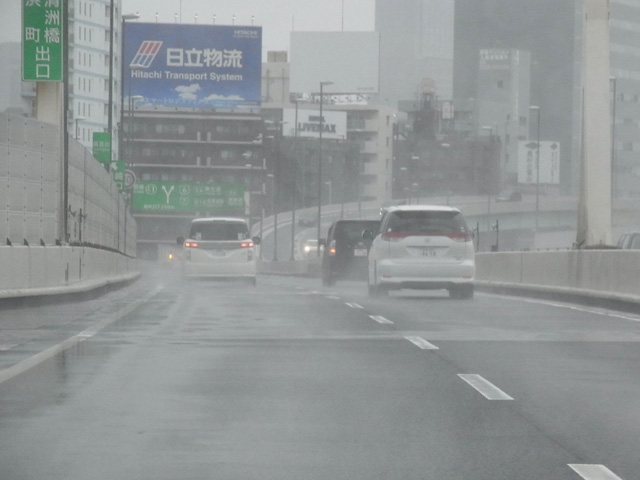 雨の首都高