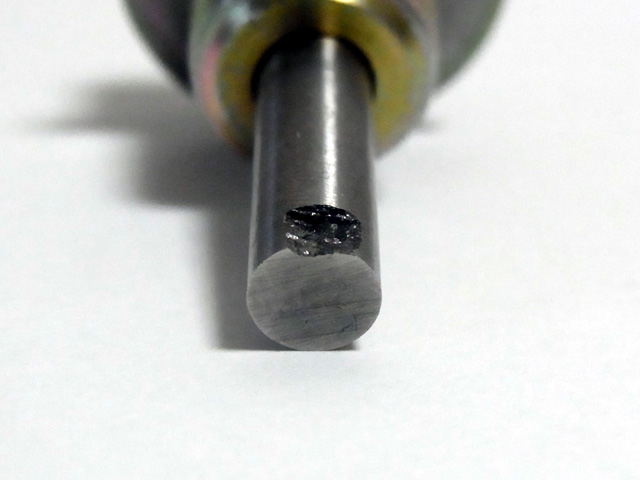 欠けたマグネットドレンボルトの先端部分