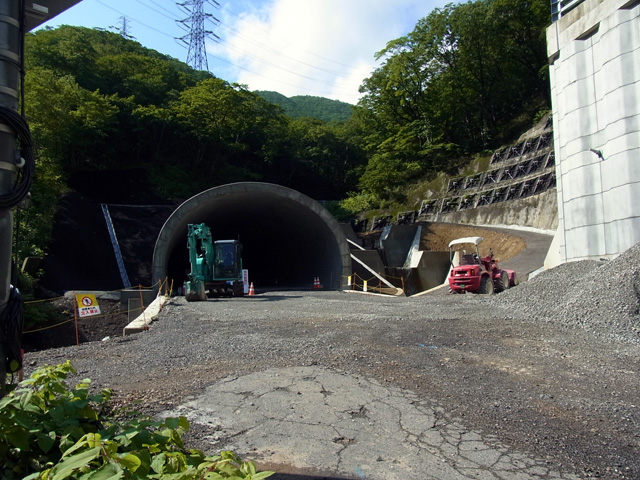 工事中の新三国トンネル新潟県側坑口