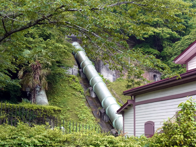 水圧鉄管と余水吐管