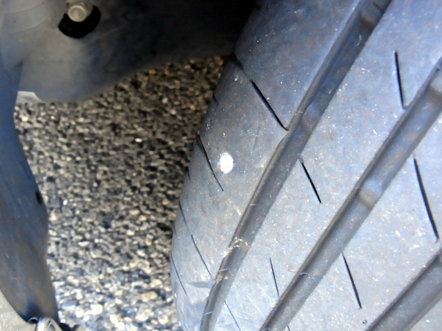 タイヤにネジが刺さっている