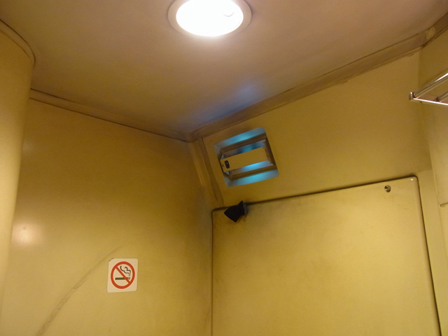 トイレ内の殺菌灯