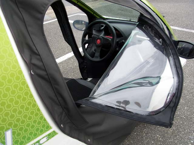 乗降はスクリーンを開けて