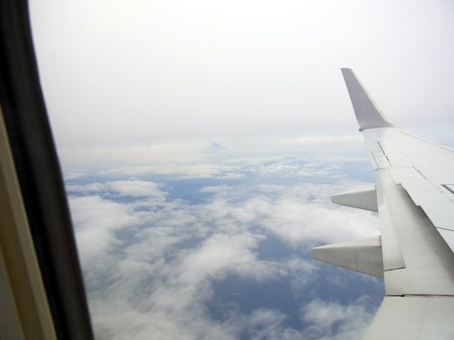 遠目に見える富士山