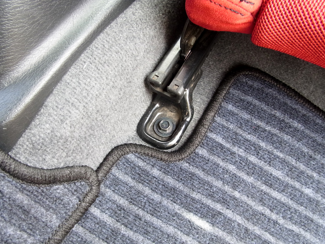 シートレールの化粧カバー