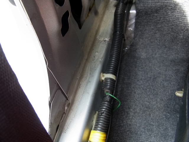 フロアカーペットの下に巻き込まれている