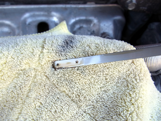 エンジンオイル量チェック