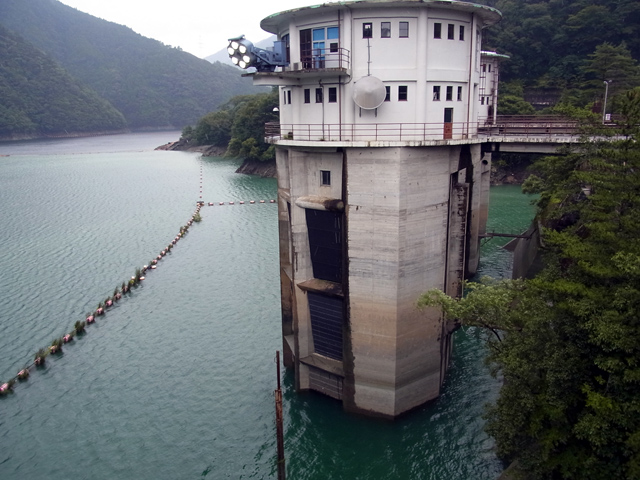 取水塔で水位チェック