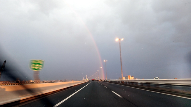 虹を見ながらのドライブ