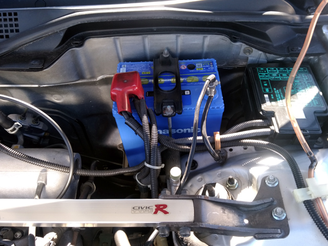 EK9のバッテリーは軽自動車サイズ