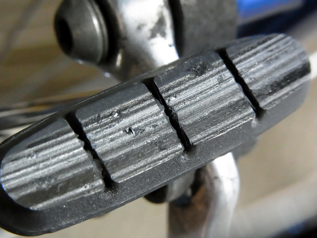 削れたアルミ辺も噛み込む