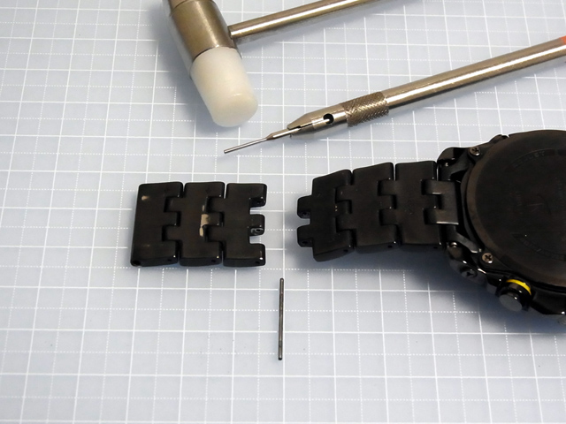 Cリング式のピンを打ち抜く