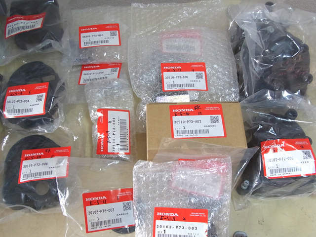 3セット分のデスビ予備パーツ