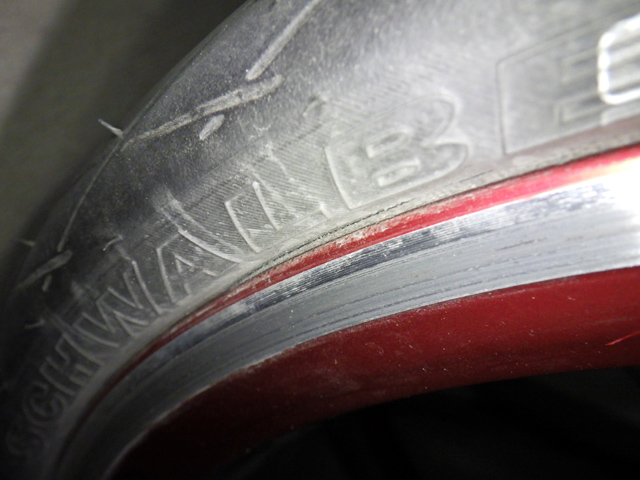 タイヤのサイドが裂けている