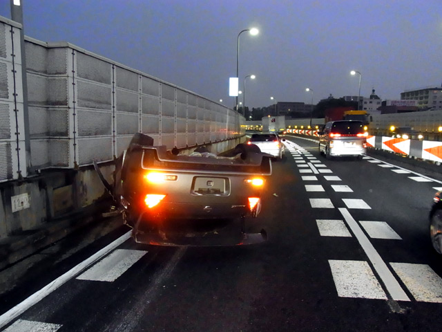 横転事故