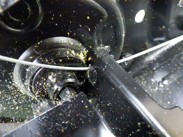 ワイヤーと鉄板が直接接触