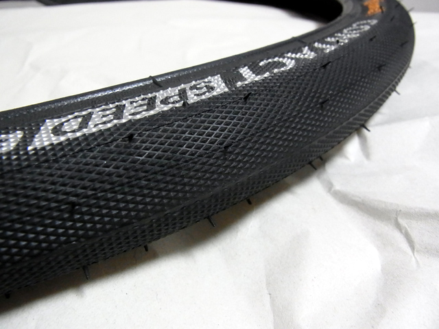 ヤスリ目状のトレッドパターン