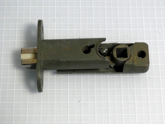 割れたラッチ部分