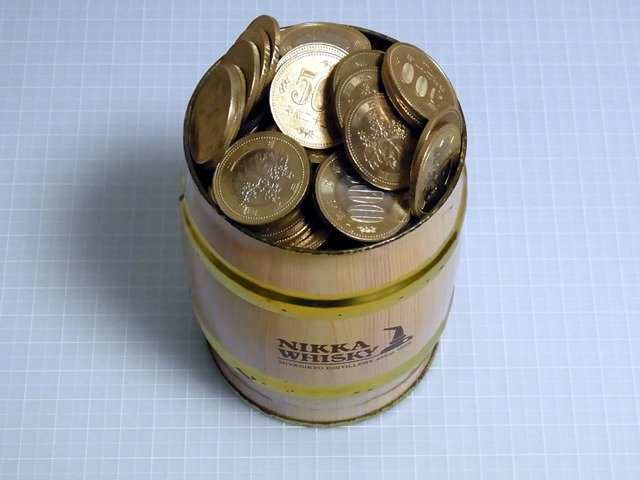 硬貨が溢れる貯金箱？
