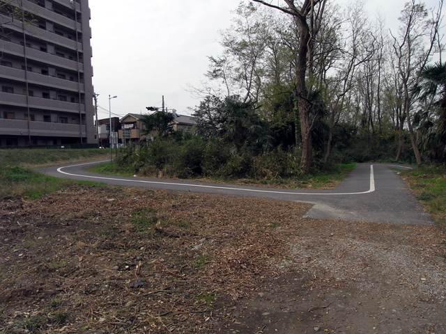 急カーブで川岸に降りていく