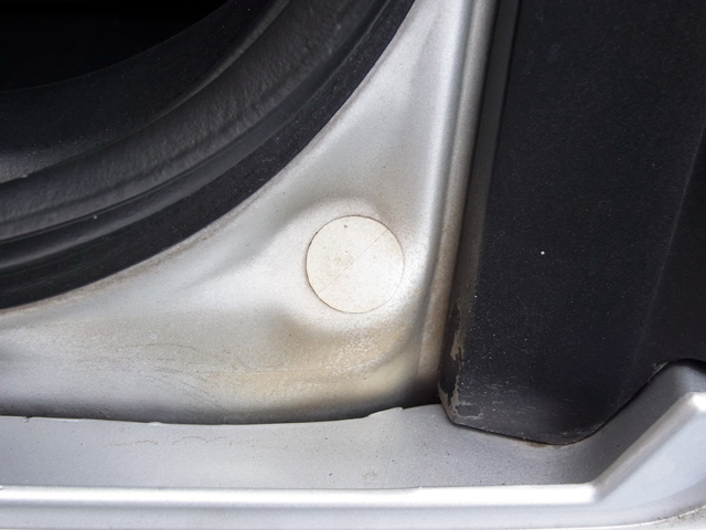 テールゲート右下の戸当たり部分