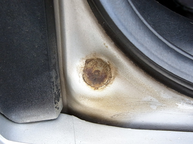 テールゲート左下の戸当たり部分