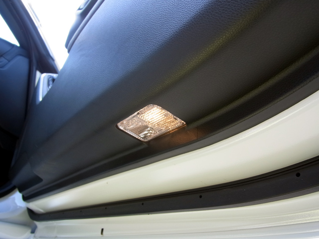 純正状態のカーテシランプ