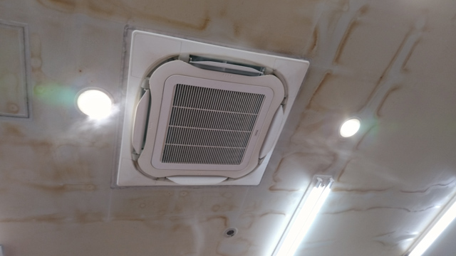 天井のエアコン