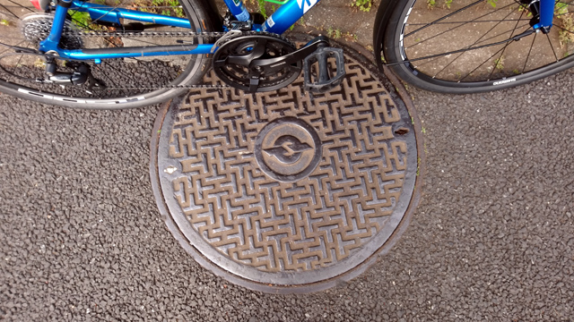 電電公社の丸型マンホールの蓋