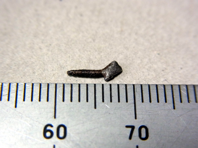 タイヤに刺さった金属片