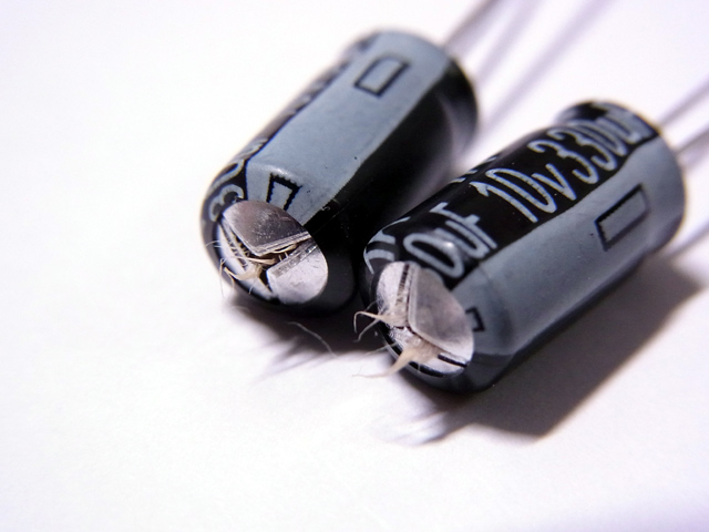 破裂した電解コンデンサ