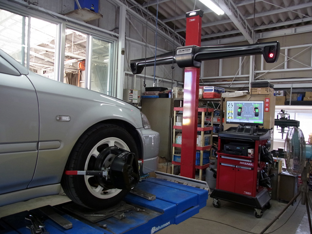 ホイールアライメント測定中