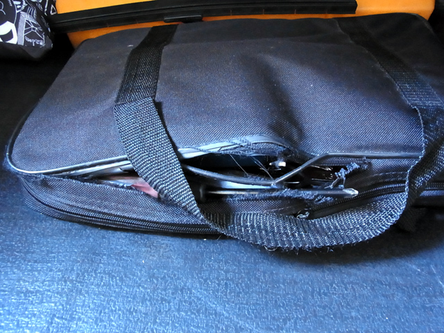 裂けたツールバッグ