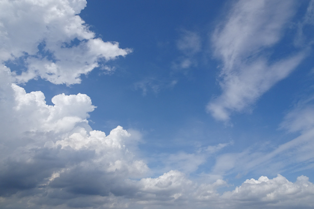 空に広がる積乱雲