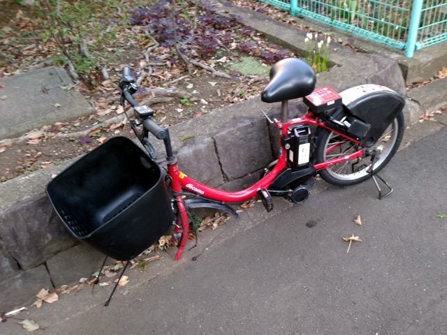 前輪がなくなって放置されているドコモバイクシェア