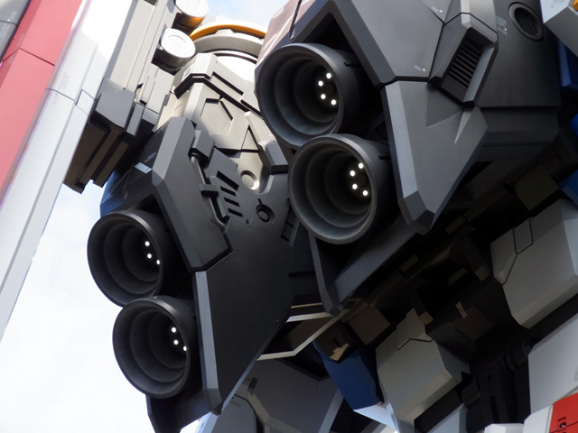 背面のスラスター群