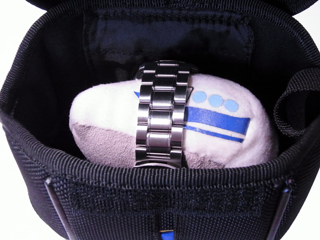 時計をカメラケースに収める