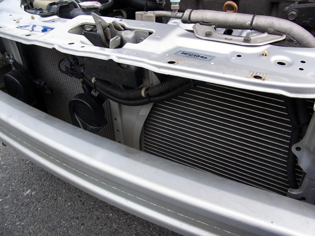 フロントバンパーを外したところ