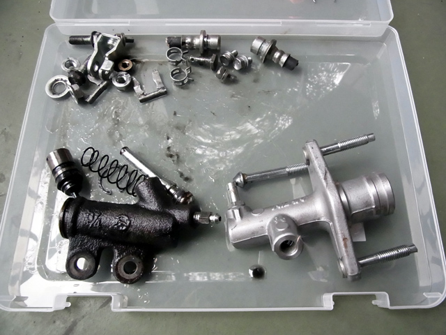 使い終わったクラッチマスターシリンダーとスレーブシリンダー