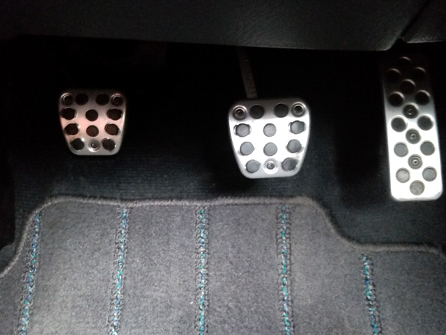 クラッチペダルが戻らない