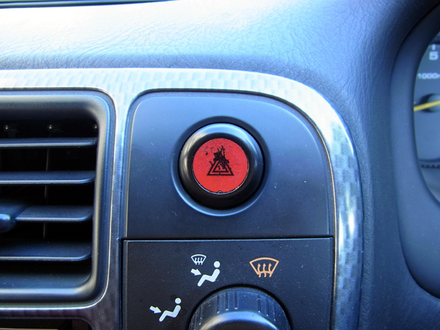 崩れていく赤い三角マーク