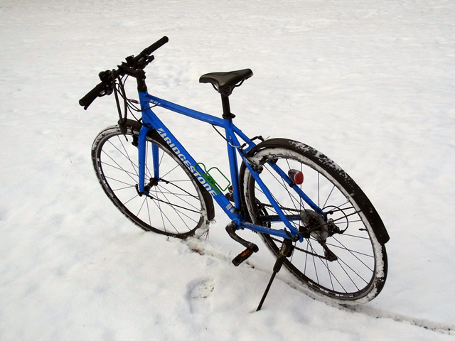 積雪の公園内でテスト中