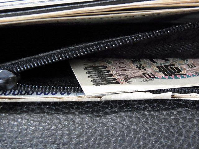 メインの財布は10000円