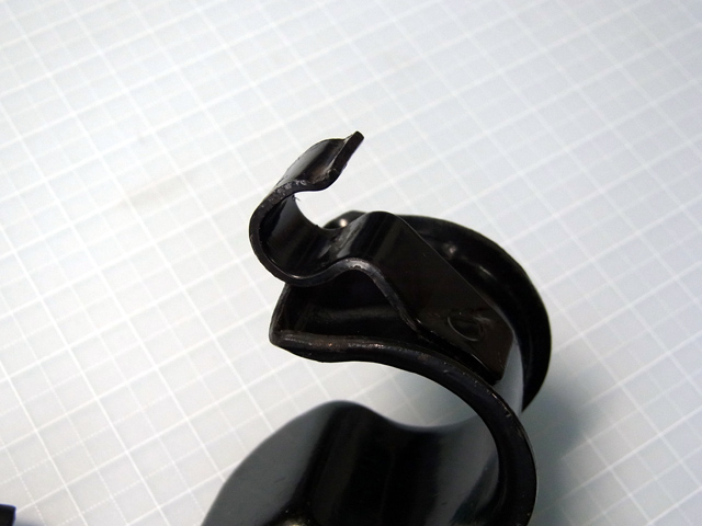 スロットルワイヤー固定用のホルダー部分